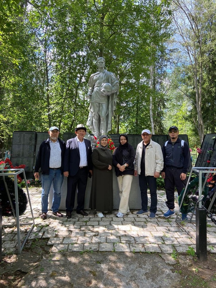 На место захоронения павших в Великой Отечественной войне в п. Большая Вишера  Большевишерского городского поселения  прибыли родственники бойца Красной Армии Ходышева Антебая.