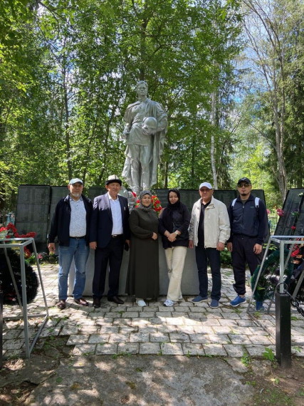 На место захоронения павших в Великой Отечественной войне в п. Большая Вишера Большевишерского городского поселения прибыли родственники бойца Красной Армии Ходышева Антебая. На место захоронения павших в Великой Отечественной войне в п. Большая Вишера Большевишерского городского поселения прибыли родственники бойца Красной Армии Ходышева Антебая.
